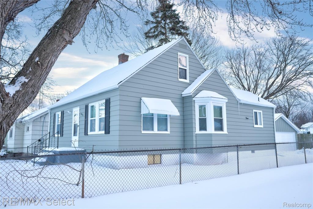 1085 W Parkwood Avenue, Flint Charter Township, MI 48507