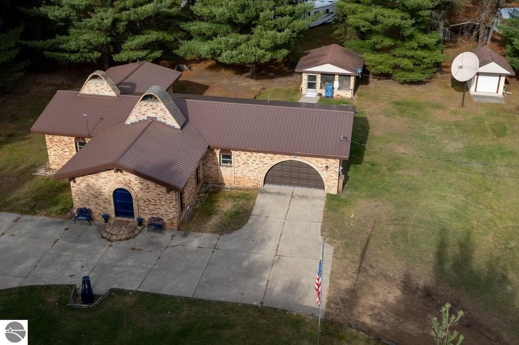 10279 N Finley Lake Avenue, Harrison, MI 48625