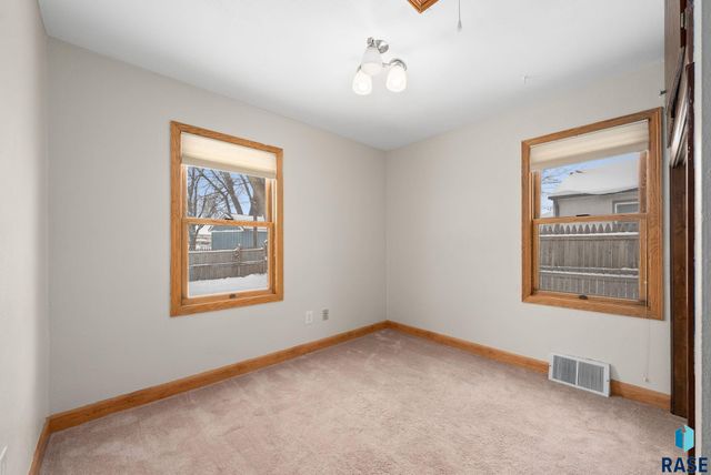 2804 E 19th St Street, Sioux Falls, SD 57103