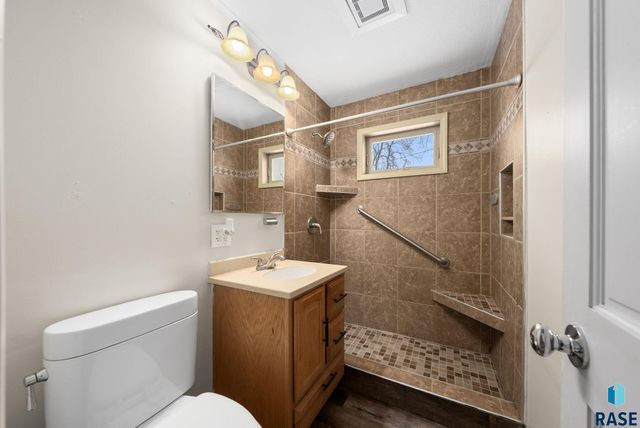 2804 E 19th St Street, Sioux Falls, SD 57103