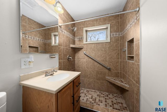 2804 E 19th St Street, Sioux Falls, SD 57103