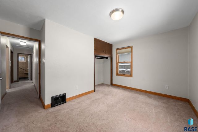 2804 E 19th St Street, Sioux Falls, SD 57103