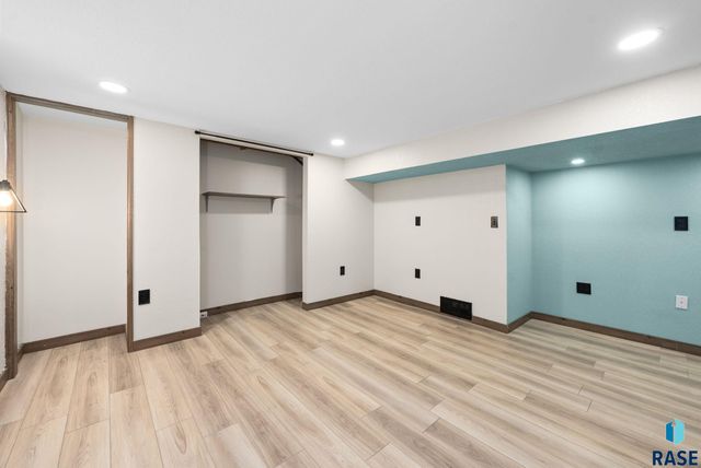 2804 E 19th St Street, Sioux Falls, SD 57103