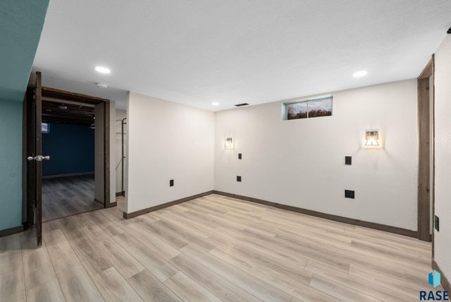 2804 E 19th St Street, Sioux Falls, SD 57103