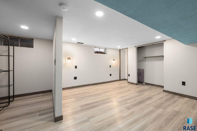 2804 E 19th St Street, Sioux Falls, SD 57103