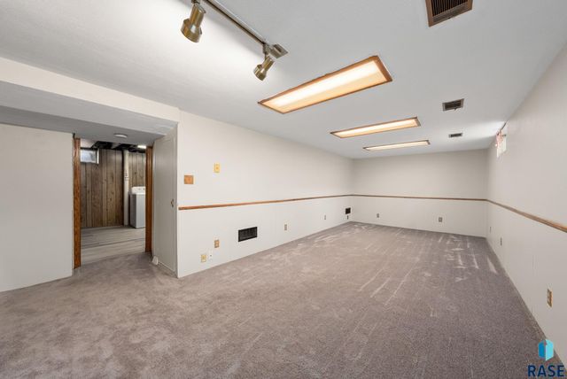 2804 E 19th St Street, Sioux Falls, SD 57103