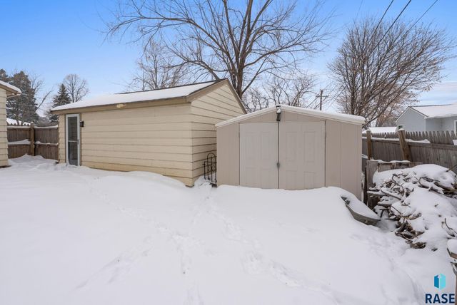 2804 E 19th St Street, Sioux Falls, SD 57103