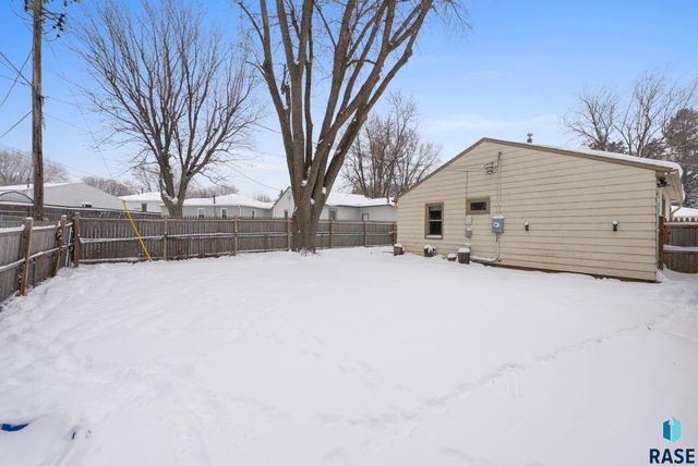 2804 E 19th St Street, Sioux Falls, SD 57103