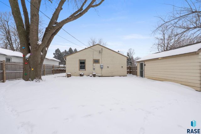 2804 E 19th St Street, Sioux Falls, SD 57103