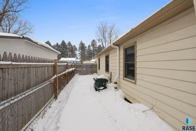 2804 E 19th St Street, Sioux Falls, SD 57103