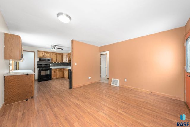 2804 E 19th St Street, Sioux Falls, SD 57103