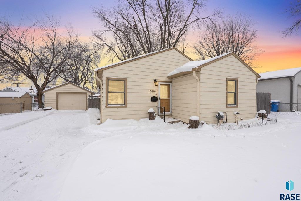 2804 E 19th St Street, Sioux Falls, SD 57103