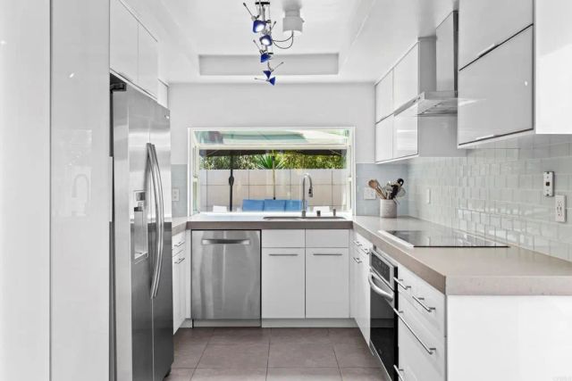 1420 Flair Drive, Encinitas, CA 92024