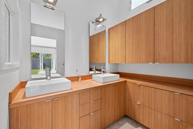 1420 Flair Drive, Encinitas, CA 92024