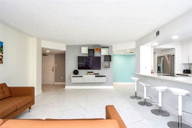 660 ISLAND WAY #206 206, Clearwater, FL 33767