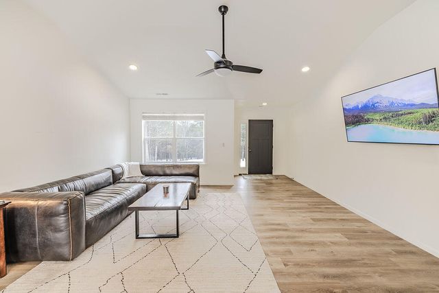 180 Coon Creek Farms Drive, Kirbyville, MO 65679