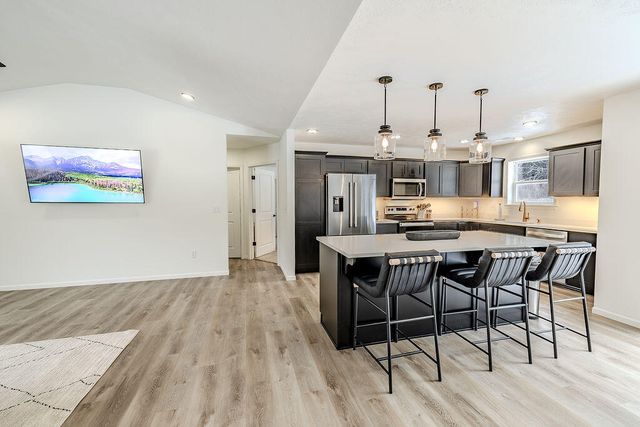 180 Coon Creek Farms Drive, Kirbyville, MO 65679