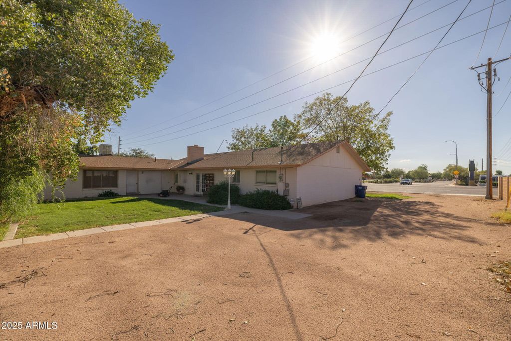 Image 3 of property listing at 333 S Cooper Road, Chandler, AZ 85225