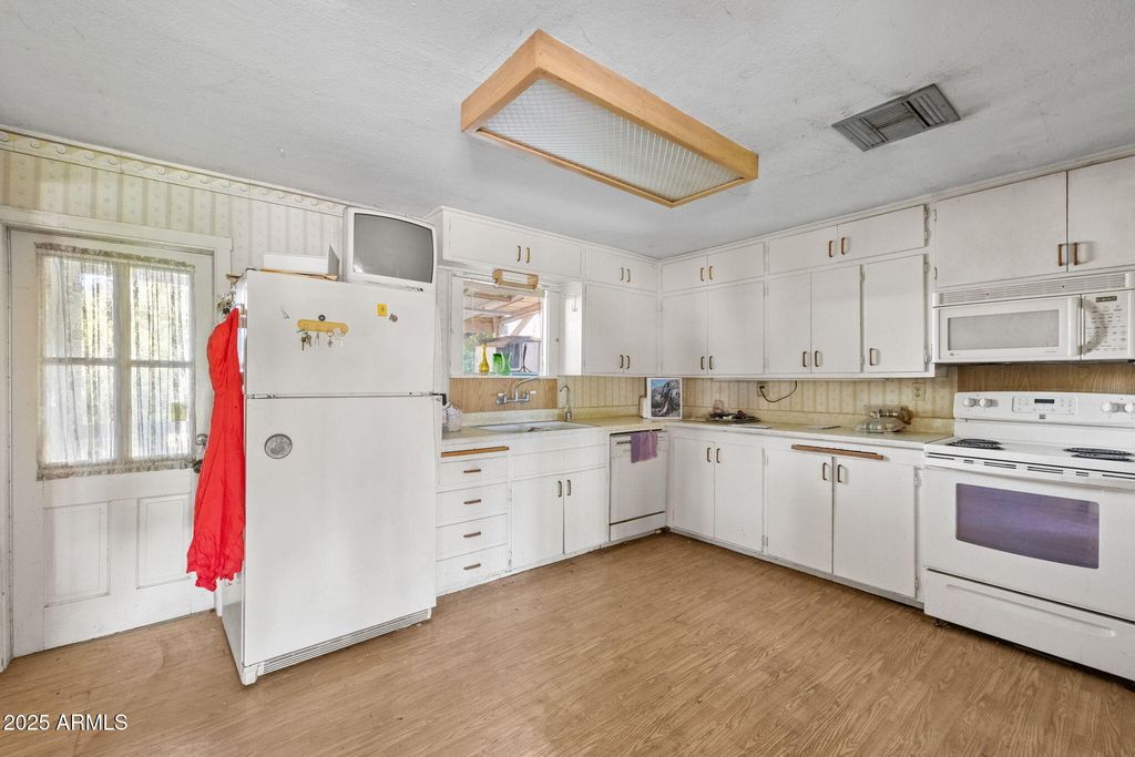 Image 6 of property listing at 333 S Cooper Road, Chandler, AZ 85225