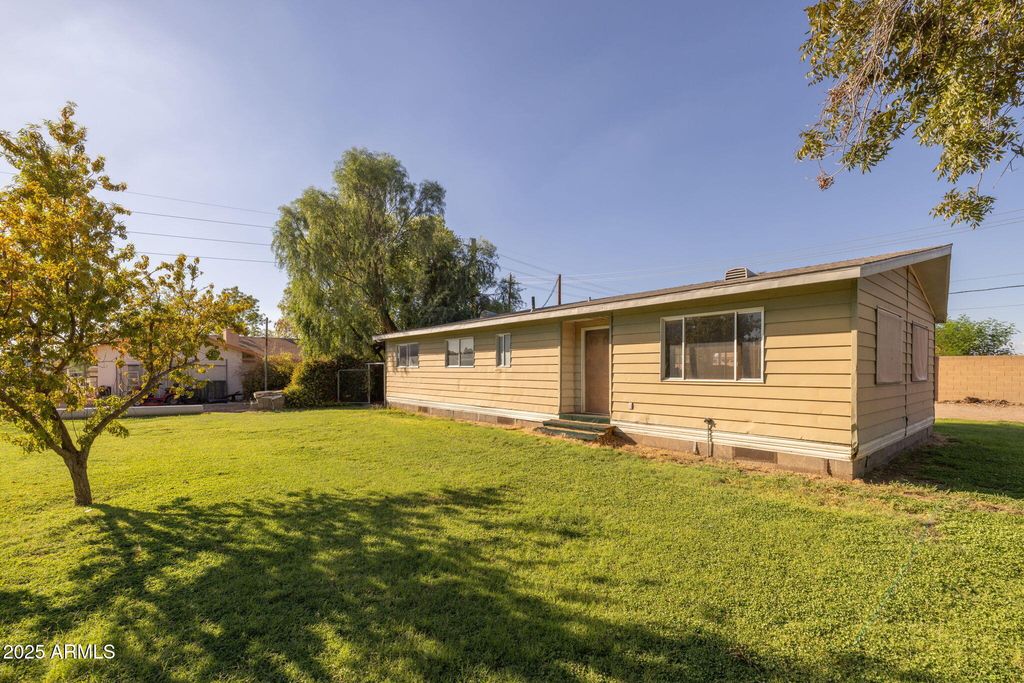 Image 7 of property listing at 333 S Cooper Road, Chandler, AZ 85225
