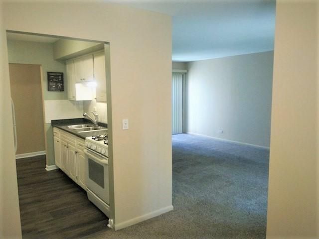 2275 Country Club Drive 11, Woodridge, IL 60517