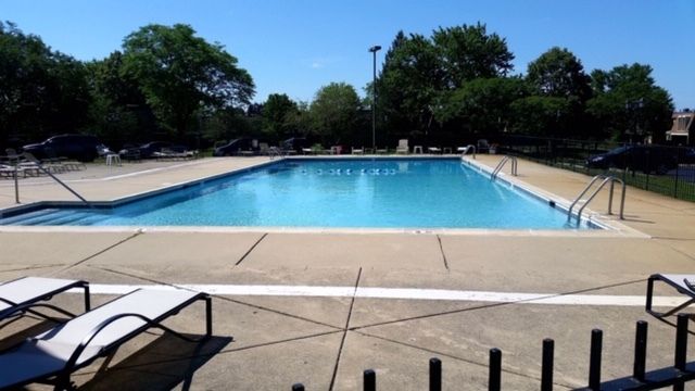 2275 Country Club Drive 11, Woodridge, IL 60517