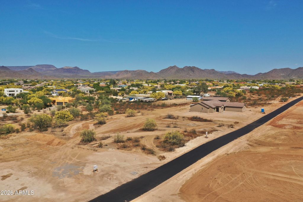 Image 2 of property listing at 0000 E Carriage Lane 2, Phoenix, AZ 85086