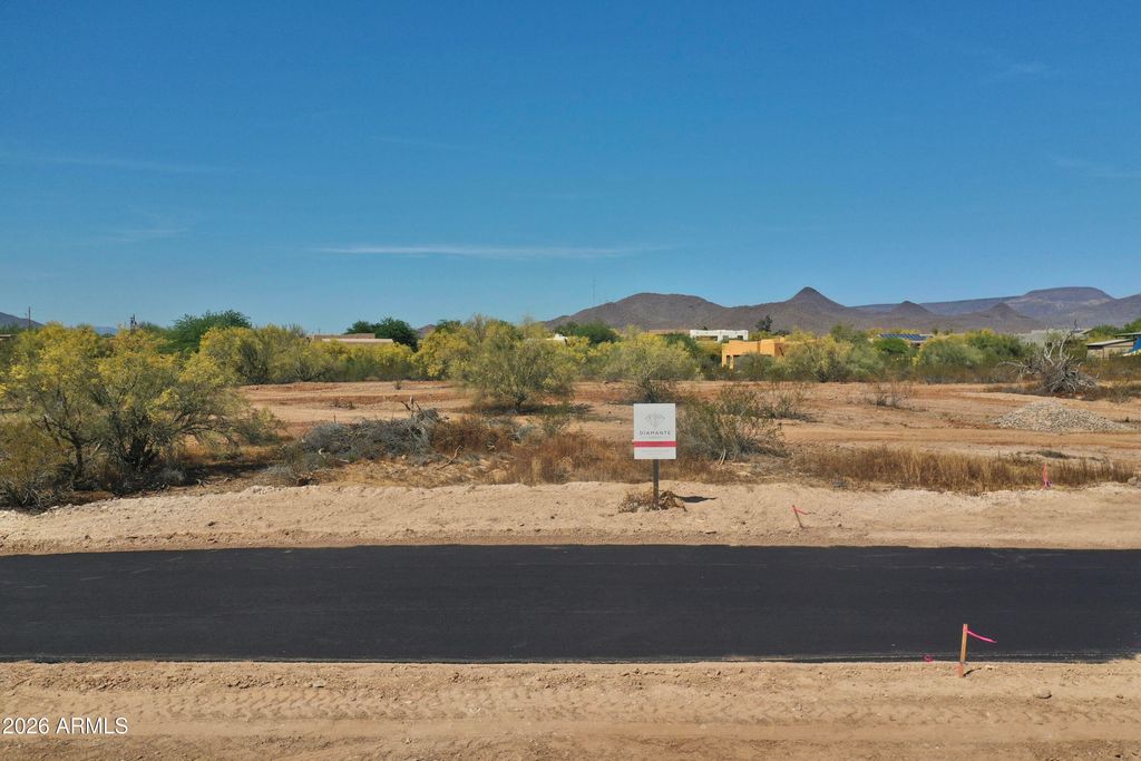 Image 4 of property listing at 0000 E Carriage Lane 2, Phoenix, AZ 85086