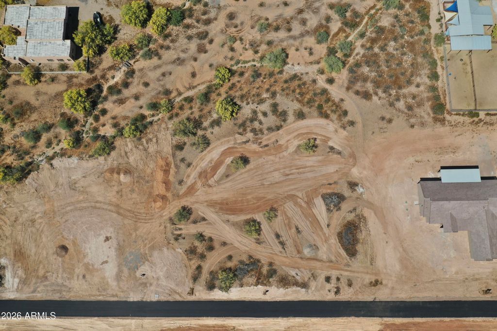 Image 5 of property listing at 0000 E Carriage Lane 2, Phoenix, AZ 85086