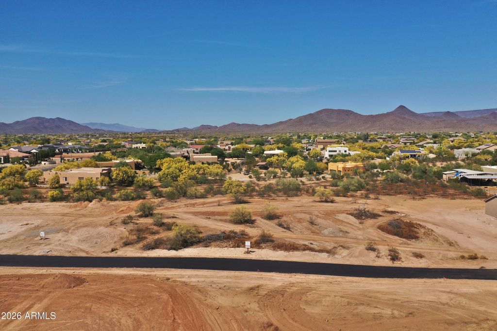 Image 6 of property listing at 0000 E Carriage Lane 2, Phoenix, AZ 85086