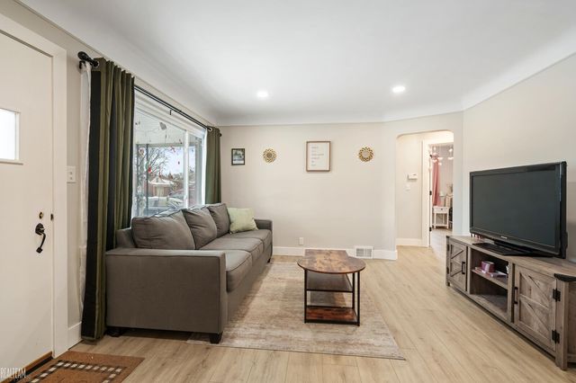 28313 Hughes Street, Saint Clair Shores, MI 48081