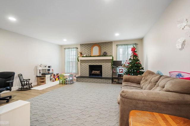 28313 Hughes Street, Saint Clair Shores, MI 48081