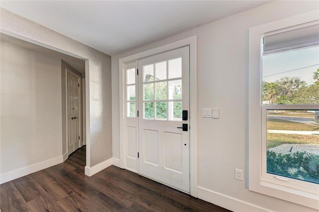 2132 HYDE PARK CIRCLE, Sarasota, FL 34239