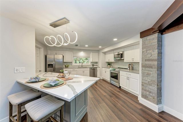 2132 HYDE PARK CIRCLE, Sarasota, FL 34239