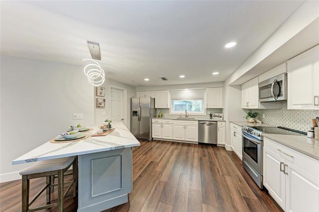 2132 HYDE PARK CIRCLE, Sarasota, FL 34239