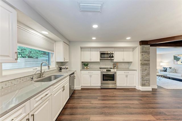 2132 HYDE PARK CIRCLE, Sarasota, FL 34239