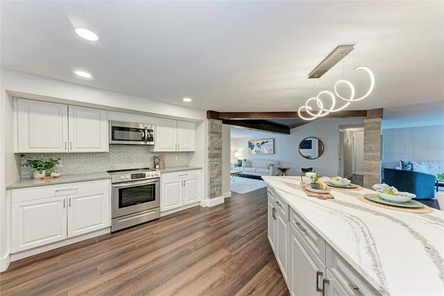 2132 HYDE PARK CIRCLE, Sarasota, FL 34239