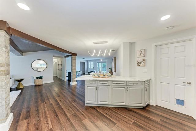 2132 HYDE PARK CIRCLE, Sarasota, FL 34239