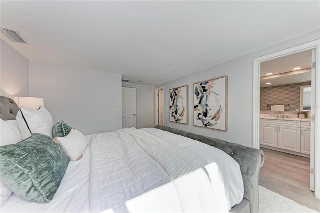 2132 HYDE PARK CIRCLE, Sarasota, FL 34239