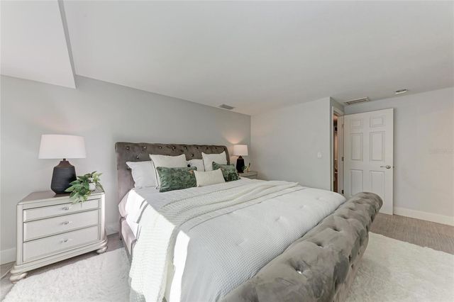 2132 HYDE PARK CIRCLE, Sarasota, FL 34239