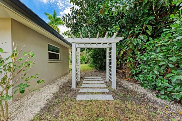 2132 HYDE PARK CIRCLE, Sarasota, FL 34239