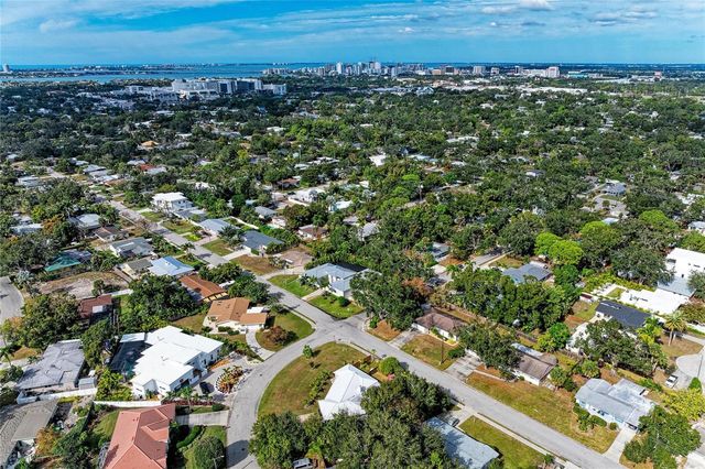 2132 HYDE PARK CIRCLE, Sarasota, FL 34239