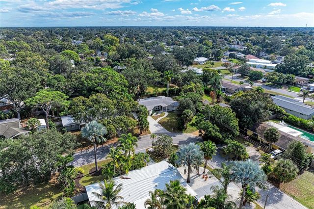 2132 HYDE PARK CIRCLE, Sarasota, FL 34239