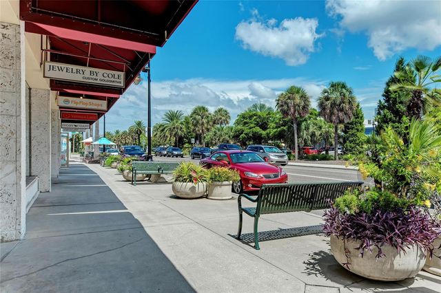 2132 HYDE PARK CIRCLE, Sarasota, FL 34239