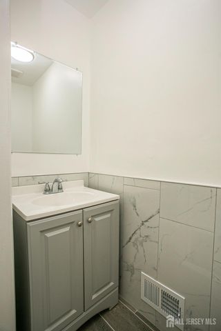 7 Cactus Court, Edison, NJ 08820