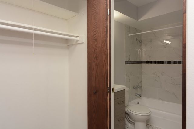 1040 W HOLLYWOOD Avenue 320, Chicago, IL 60660