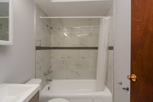 1040 W HOLLYWOOD Avenue 320, Chicago, IL 60660