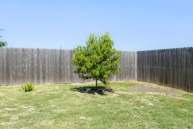 212 McCoy LN, Hutto, TX 78634