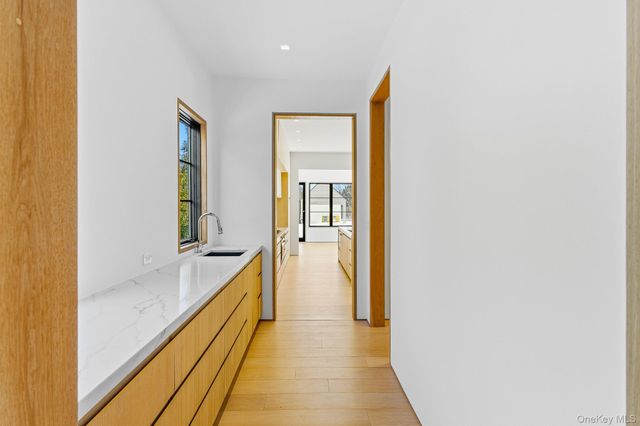 50 Tuckahoe Lane, Southampton, NY 11968