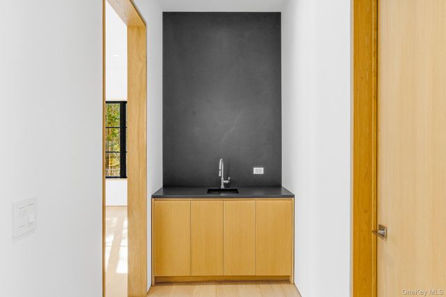 50 Tuckahoe Lane, Southampton, NY 11968